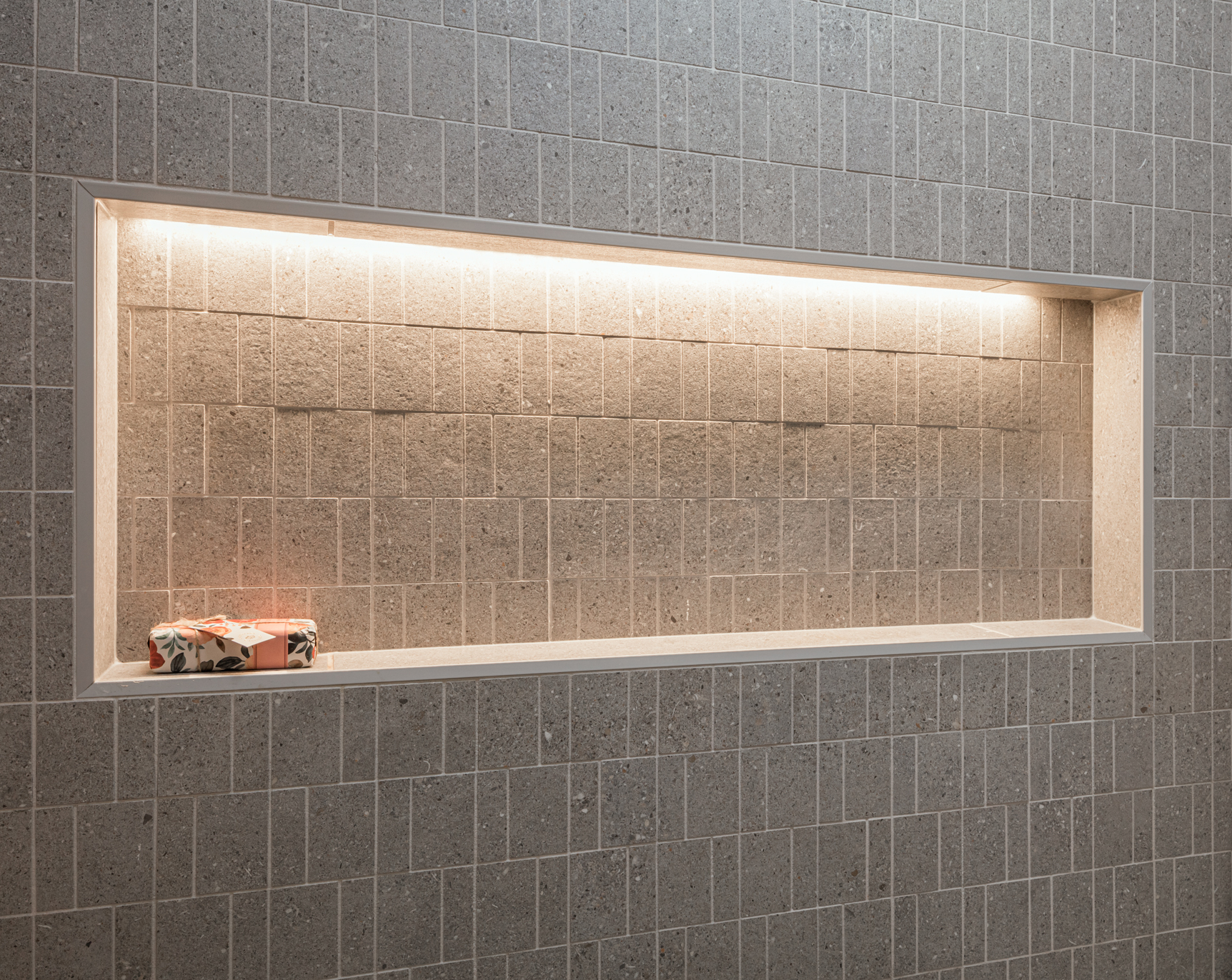MCBR-Robbins-Feature-Lighted-Shower-Niche