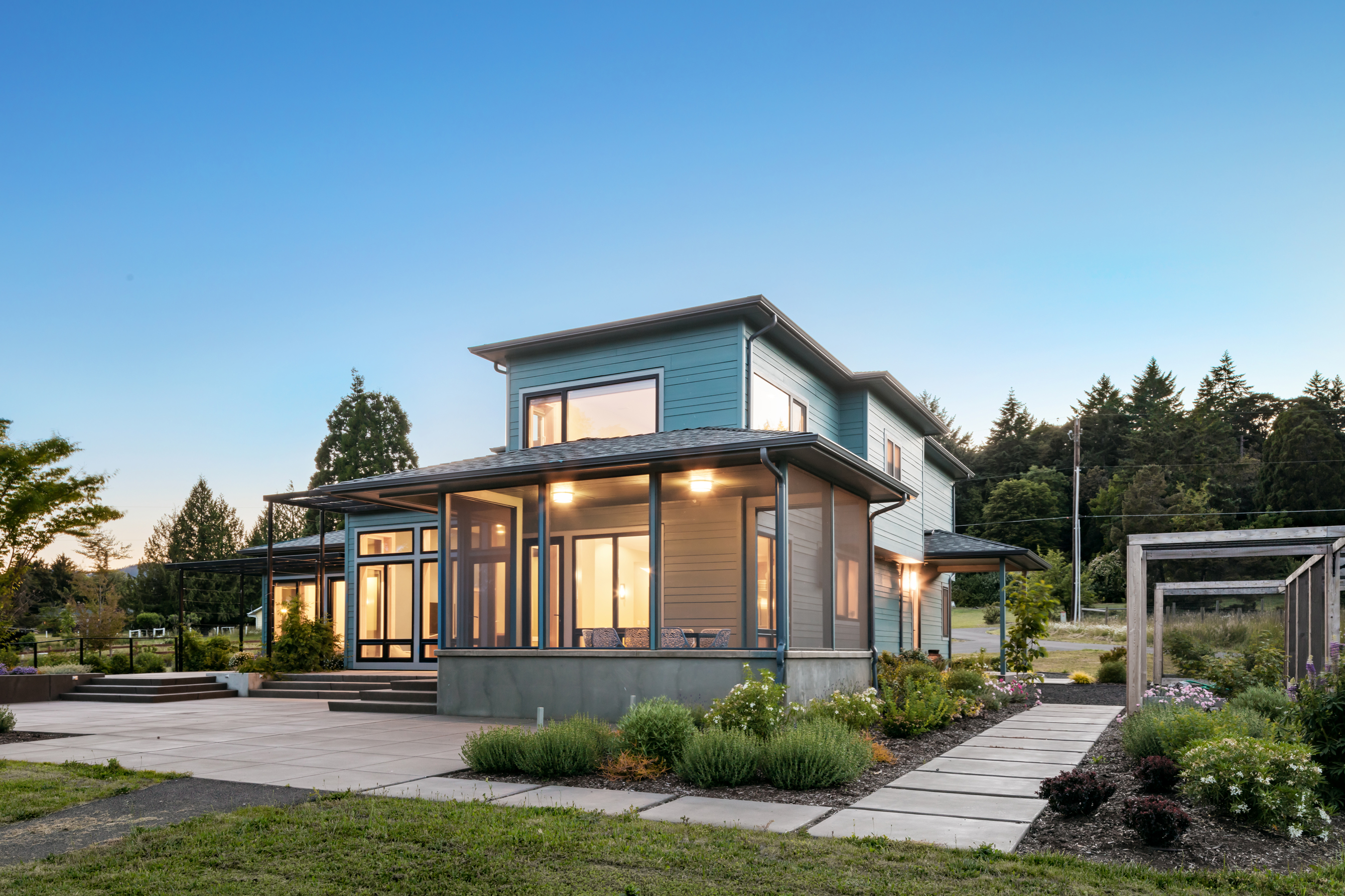 Modern Corvallis Vacation Home Cabinetry