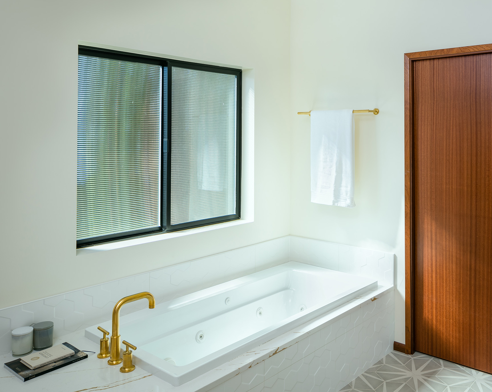 MMC-Kalenius-Feature-Reeded-Glass-Window
