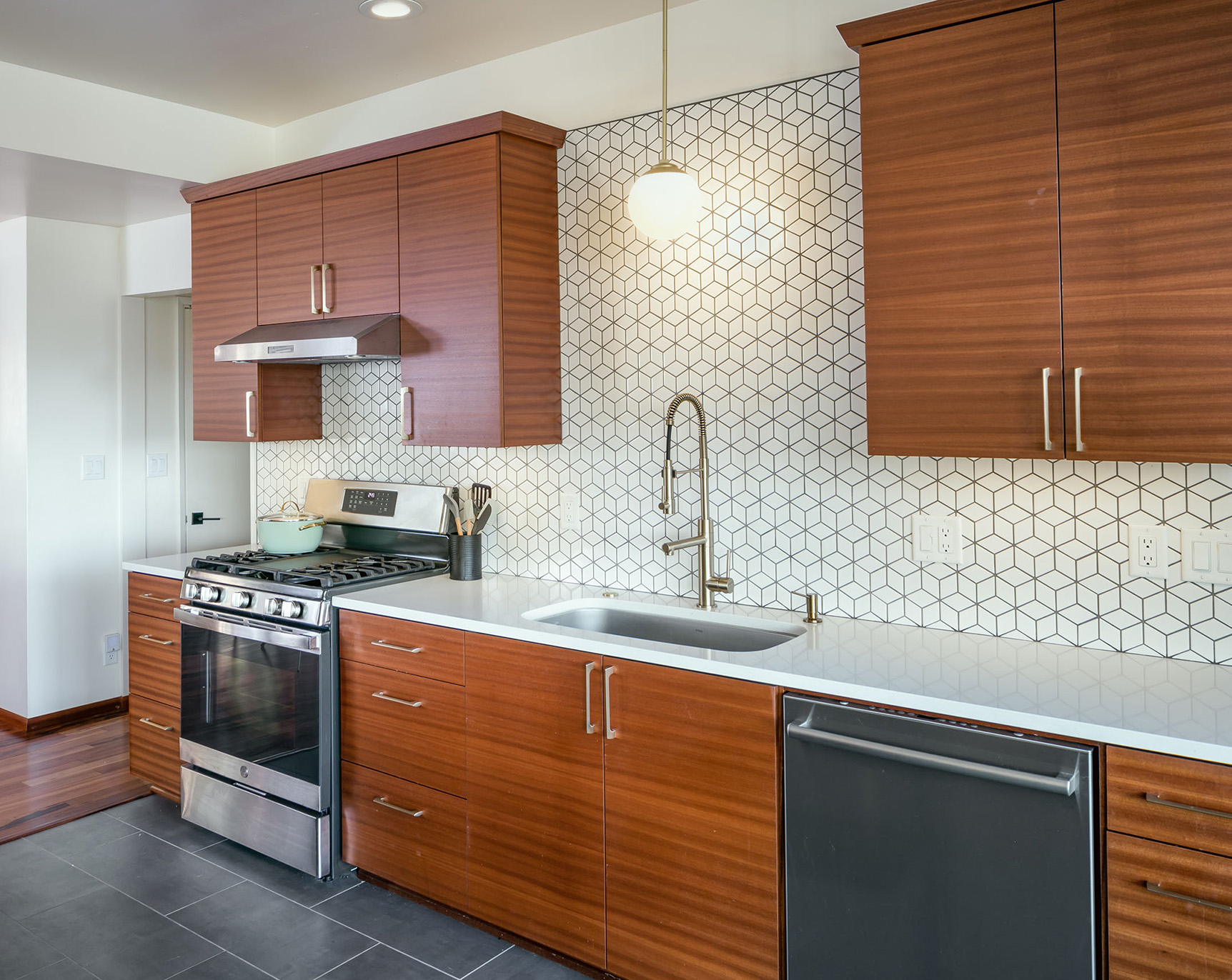 MMC-Kalenius-Feature-Sapele-Kitchen