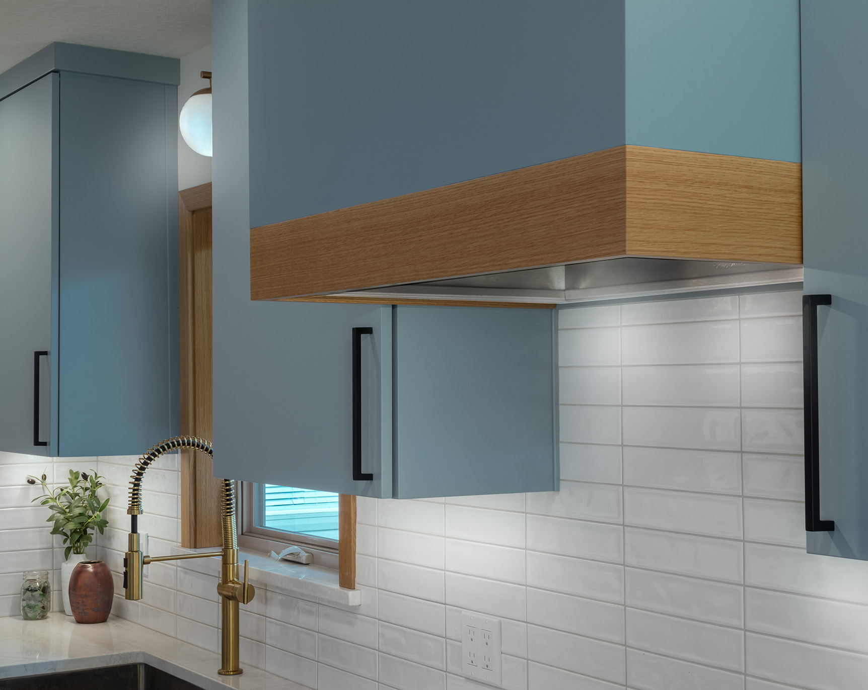 MOMK-Bahnson-Feature-Mixed-Material