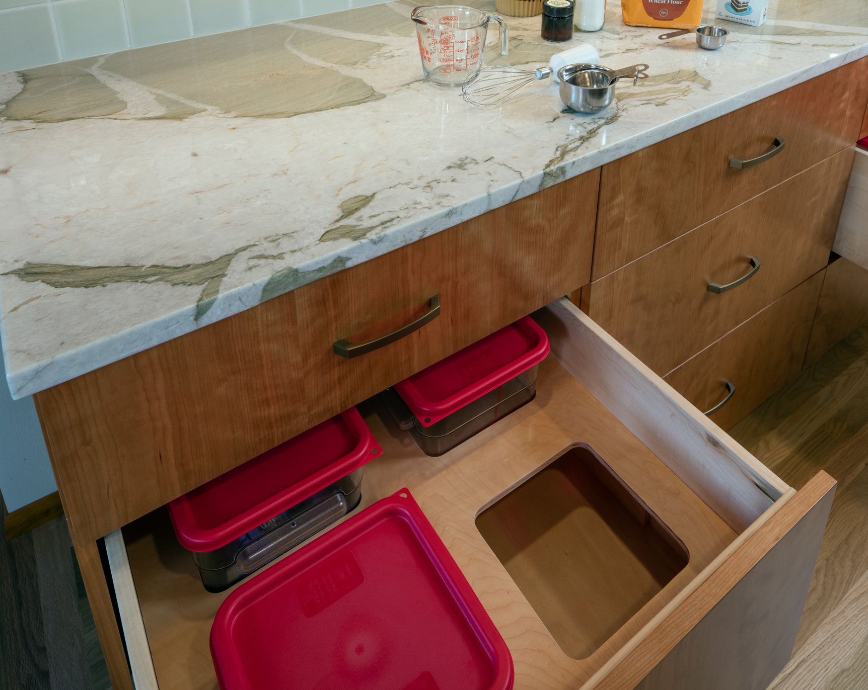 NQKB-Roy-Feature-Cleanable-Drawers